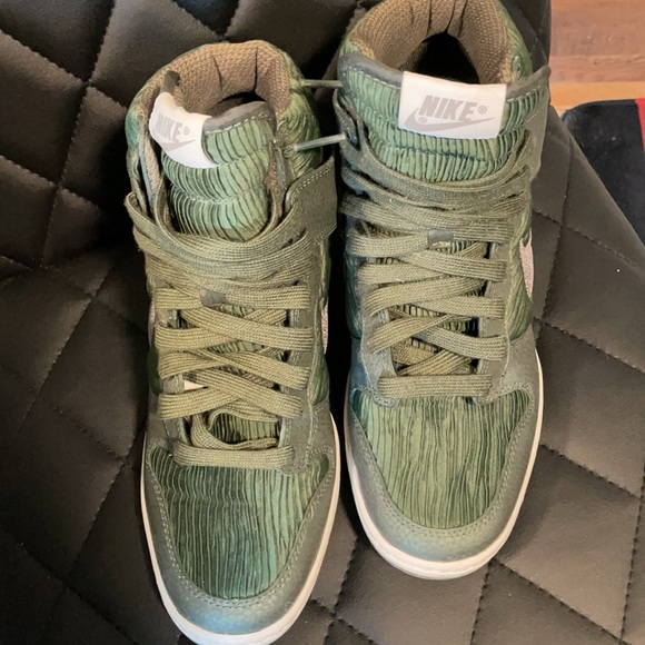 NIKE WOMENS DUNKS SKI HI. HIDDEN HEEL. - Picture 2 of 8